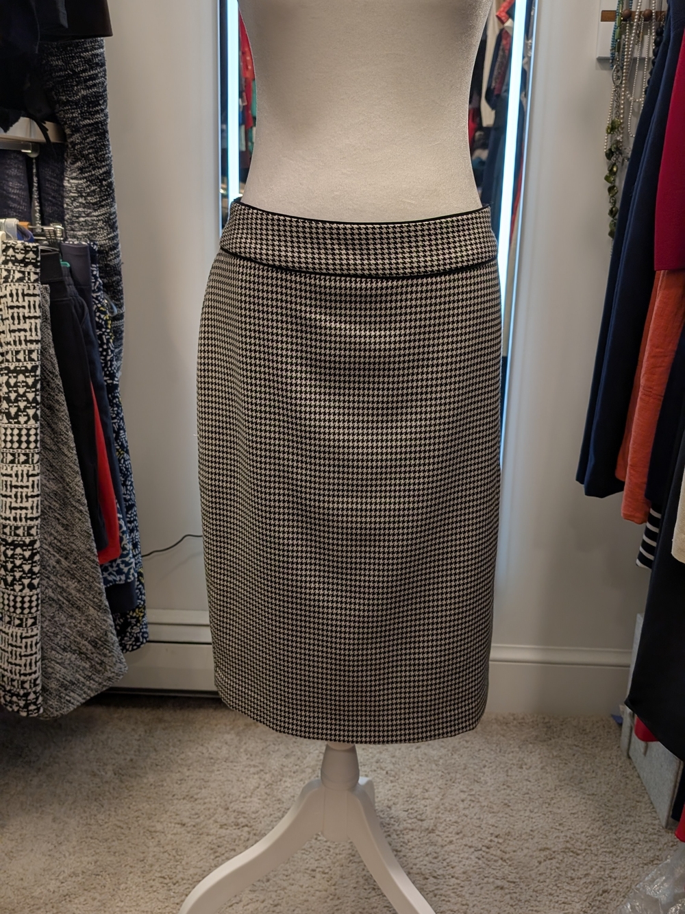 Like New Banana Republic Classic Black and White Houndstooth Pencil Skirt, 10